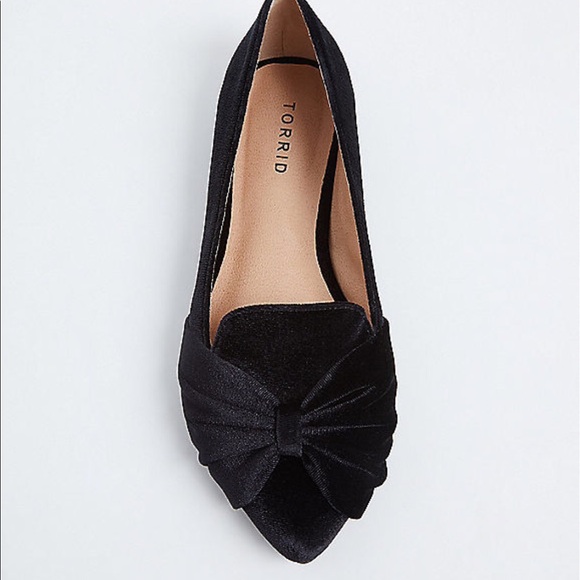 Nwt Torrid wide width black velvet pointed shoe - Picture 3 of 4